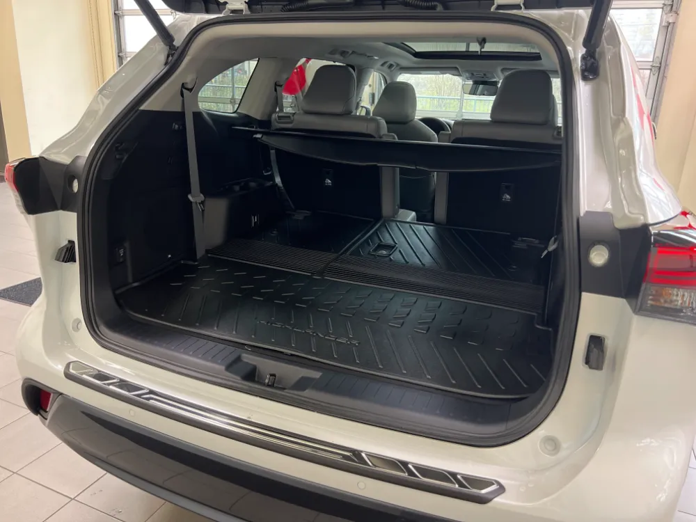 2023 highlander hybrid limited white w graphite interior 26